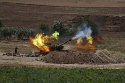 Una pieza de artillería israelí dispara sobre objetivos en la Franja de Gaza. La escalada bélica más intensa en siete años ha entrado en su segunda semana con un balance de más de 200 muertos, sin que los intentos de mediación diplomática hayan fraguado aún en un alto el fuego.