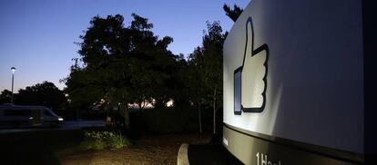 El símbolo del 'like' de Facebook a la entrada de la sede de la compañía en Menlo Park (California).