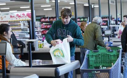 Uno de los clientes de Mercadona con las nuevas bolsas fabricadas con entre el 50 y 70% de plástico reciclado. 