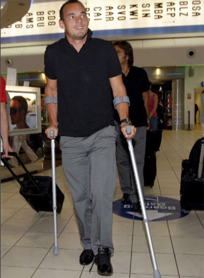 Sneijder, a su llegada al aeropuerto con muletas