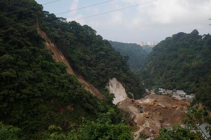 Las autoridades guatemaltecas reanudaron las excavaciones y remoción de tierra en búsqueda de al menos 300 desaparecidos en un alud registrado el pasado jueves en un asentamiento aledaño a la capital de Guatemala, de donde se han recuperado ya 131 cadáveres.