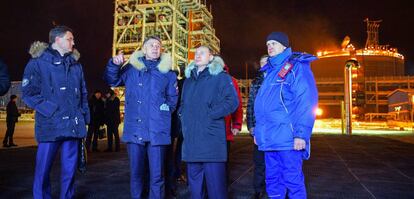 El presidente ruso Vladímir Putin (segundo por la derecha), en una visita a una planta de Novatek en la península de Yamal. 