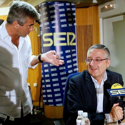 El ministro de Fomento, José Blanco, momentos antes de la entrevista al programa <i>Hoy por Hoy</i> de la Cadena SER.