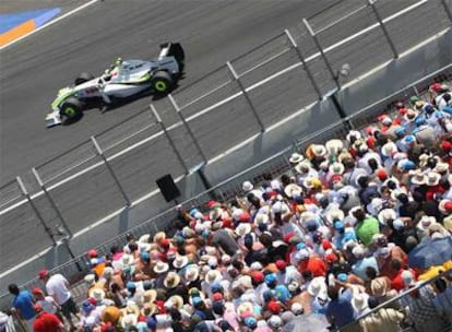 El público observa el paso del campeón de la prueba, el piloto brasileño Rubens Barrichello.