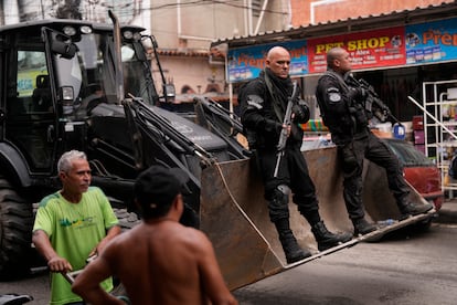 Miembros de la Policía Militar de Brasil despejan barricadas durante un operativo en la favela Complejo Mare, en Río de Janeiro. 