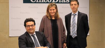 De izquierda a derecha, Jorge Canta (socio de Cuatrecasas), María Pérez-Fontán (directora de asesoría jurídica en CaixaBank AM) y José Carlos Sánchez-Vizcaíno (jefe de depositaría de fondos en CecaBank).