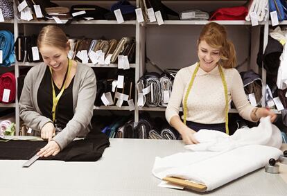 Dos costureras en el taller de confección de H&M.