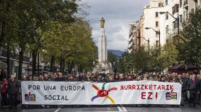 La Cumbre Social Vasca se manifiesta en Bilbao en defensa de los servicios públicos y de las pensiones.