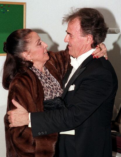 Teresa Berganza y el director artístico musical del Teatro Real, Luis Antonio García Navarro, se abrazan en uno de los camerinos del teatro tras el estreno de la ópera 'Carmen', de Bizet en 1999.