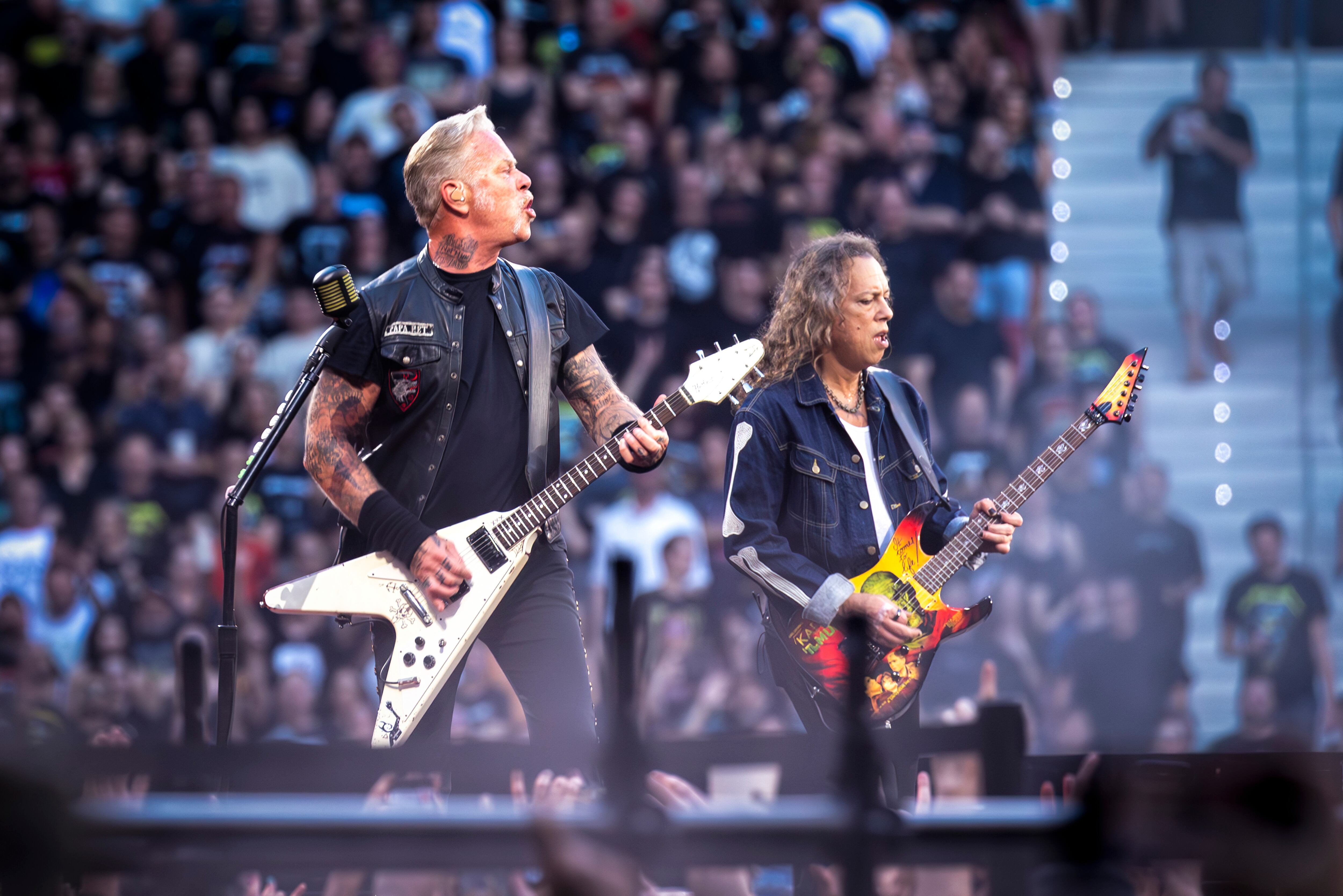 James Hetfield y Kirk Hammett, los dos guitarristas de Metallica, ayer, en en campo del Atlético de Madrid.


