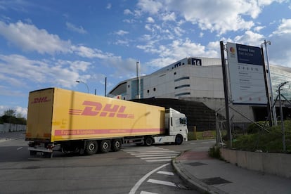 Un camión de DHL con material sanitario llega a IFEMA en la tarde del domingo