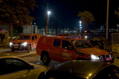 Vehículos de la Unidad Militar de Emergencias, en el rastreo de las inmediaciones de la estación de Santa Justa de Sevilla, anoche.