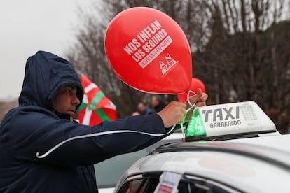 Un taxista ata un globo a su vehículo durante la protesta en Madrid.