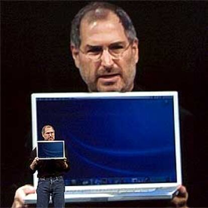 Steve Jobs presenta el nuevo G4 de Apple con pantalla de 17 pulgadas.