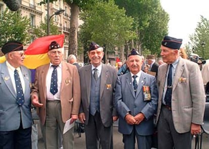 Cinco de los combatientes que integraron la compañía <i>La Nueve,</i> ayer durante el homenaje que recibieron en París.