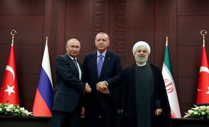 Los presidentes de Rusia, Vladimir Putin, de Turquía, Recep Tayyip Erdogan, y de Irán, Hasan Rohani, posan tras las conversaciones sobre Siria desarrolladas este lunes en Ankara.