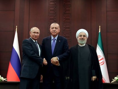 Los presidentes de Rusia, Vladimir Putin, de Turquía, Recep Tayyip Erdogan, y de Irán, Hasan Rohani, posan tras las conversaciones sobre Siria desarrolladas este lunes en Ankara.