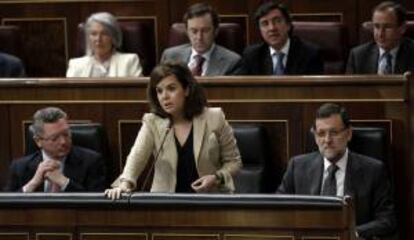 La vicepresidenta del Gobierno, Soraya Sáenz de Santamaría (c), junto al presidente, Mariano Rajoy (d) y el ministro de Justicia, Alberto Ruiz Gallardón (i), durante su intervención en la sesión de control al Ejecutivo. EFE/Archivo
