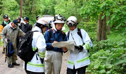 Equips de rescat, a la recerca del menor desaparegut al bosc.