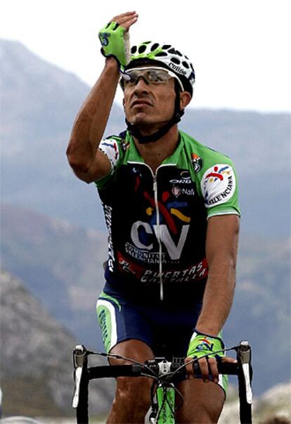 El corredor del Kelme Costa Valencia Eladio Jimenez levanta los brazos en un pase torero al lograr la 14ª etapa.