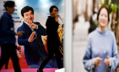 Un hombre pasa junto a un cartel de Jackie Chan en el Mercado del cine, el pasado viernes en Cannes.