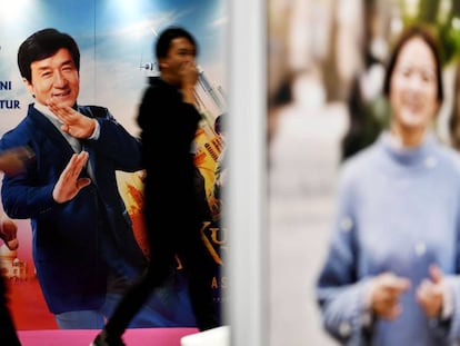 Un hombre pasa junto a un cartel de Jackie Chan en el Mercado del cine, el pasado viernes en Cannes.