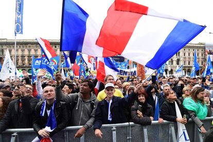 A una semana para las elecciones europeas, Salvini y su principal aliada, la francesa Marine Le Pen, intentan construir una alianza ultraderechista con el resto de formaciones europeas para convertirse en la principal fuerza política de la Eurocámara. En la imagen, manifestantes nacionalistas este sábado en Milán.