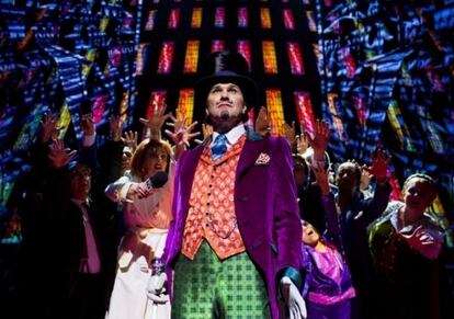 El actor Douglas Hodge, como Willy Wonka, en el musical 'Charlie y la fábrica de chocolate' en el Teatro Real Drury Lane, en Londres
