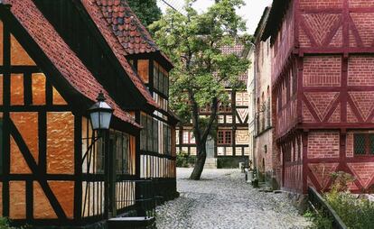 Una de las calles del museo al aire libre Den Gamle By, en Aarhus (Dinamarca)