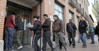 Varias personas hacen cola en la Oficina de Empleo de la Avenida de Guadalajara de Alcal&aacute; de Henares (Madrid)