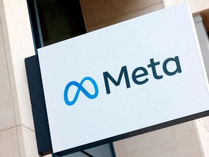 El logo de Meta en su oficina de Bruselas.