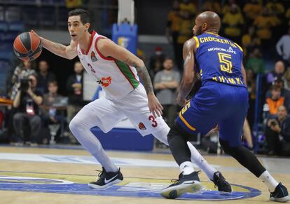 Luca Vildoza, del Baskonia, dribla a Tony Crocker.