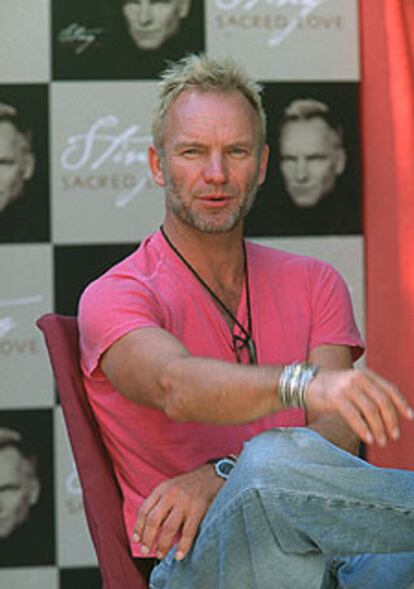 Sting, ayer en Madrid, durante la sesin de fotos, antes de presentar <i>Sacred love.</i>