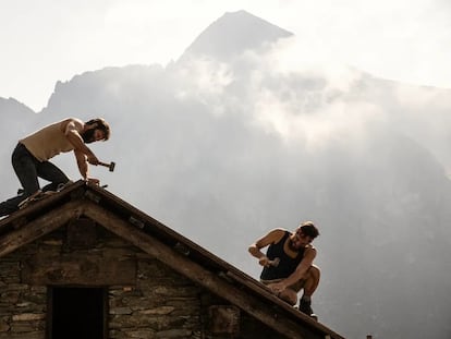 Alessandro Borghi (izquierda) y Luca Marinelli, en 'Las ocho montañas'.