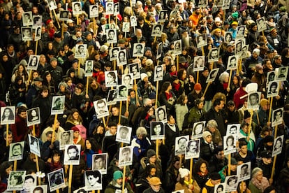 La Marcha del Silencio por los detenidos desaparecidos en la dictadura militar, en Montevideo.