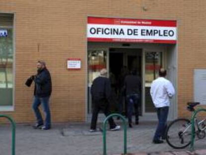 Un grupo de personas acceden a una oficina del Inem en Madrid. EFE/Archivo