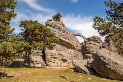 El monumento natural de Castroviejo (Duruelo de la Sierra). Es la ciudad encantada de Soria, entre pinares y prados. Las enormes rocas de formas caprichosas y extrañas, moldeadas por la acción del agua y el viento, dejan entre sí pasadizos laberínticos que invitan a la exploración. Hace unos años se construyó un moderno mirador sobre una de estas moles graníticas. Encaramado en él (se accede por una escalera), el viajero puede contemplar el monumento natural de Castroviejo. Y, más allá, un mar de verde salpicado de pueblos, el pico Frentes, la ciudad de Soria, las cumbres de Picos de Urbión en la lejanía. A unos 300 metros siguiendo el camino forestal, ya sin asfaltar, sale una senda que conduce a Cueva Serena, por donde baja una cascada que en primavera engrosa su chorro de agua debido al deshielo.