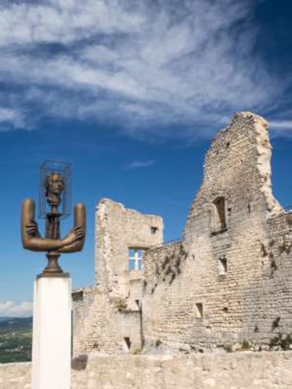 Busto del Marqués de Sade en su castillo.