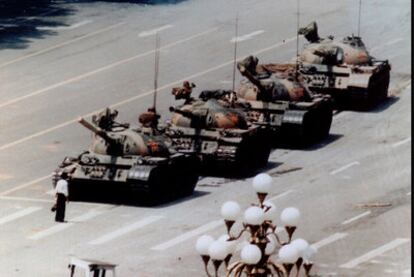La histórica imagen de un hombre frente a una columna de tanques en la plaza de Tiananmen en 1989.