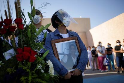 Elizabeth Tovar, hija de una víctima de la covid, lleva una fotografía de su madre, Clara Tovar, una enfermera fallecida por coronavirus, durante un homenaje en Ciudad Juárez (México).