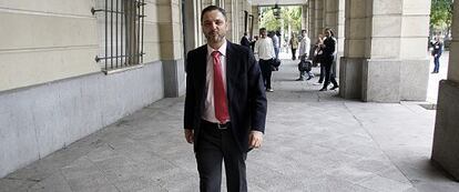 El exdirector de Mercasevilla Fernando Mellet, en la entrada de la Audiencia de Sevilla.