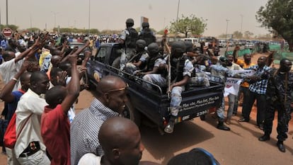 Seguidores de la Junta Militar animan a un grupo de soldados malienses junto al aeropuerto de Bamako.