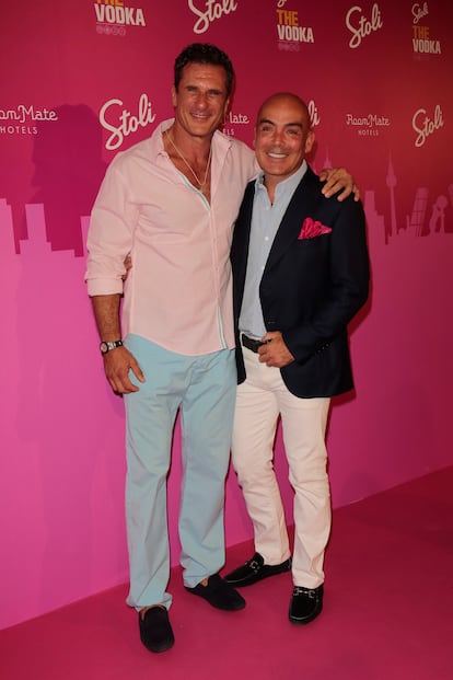 El empresario hotelero español Kike Sarasola, fundador y presidente de la cadena hotelera Room Mate, es padre de dos hijos gestados en vientres de alquiler junto a su marido, Carlos Marrero. “Mis hijos son productos del amor”, escribía en mayúscula y negrita en una tribuna en este periódico en octubre de 2016. “Como lo son los tuyos y como lo es el de este ciudadano que ha tenido que pelear porque se reconocieran los derechos de su hijo nacido en la India. Lo que suena de sentido común en un entorno más convencional, ha tenido que llegar hasta la máxima autoridad judicial que ha ratificado los derechos básicos de un recién nacido”. Entonces exigía al Gobierno “regular lo que ya es un hecho”. Aitana nació en 2012 y Enrique en 2015, ambos por vientre de alquiler en California de dos gestantes distintas, pero de la misma donante de óvulos.