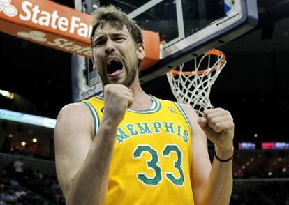 Marc Gasol celebra una canasta