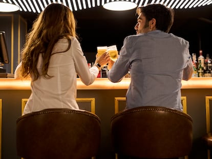 Las grandes ideas surgen sentados en una mesa o codeados en la barra de un bar, con copa en la mano y boca llena.