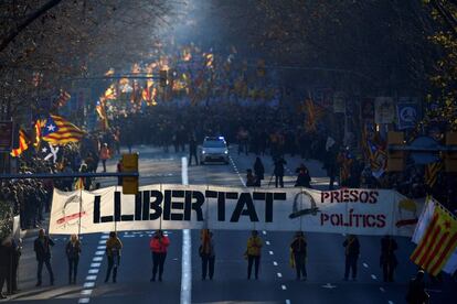 Os manifestantes sustentam um cartaz que diz "Prisioneiros políticos livres", durante o protesto contra o julgamento dos líderes separatistas catalães.