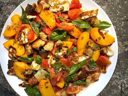 Panzanella de melocotón y tomate