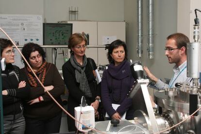 Uno de los investigadores del CIC Nanogune habla con un grupo de profesoras en el curso del año pasado.