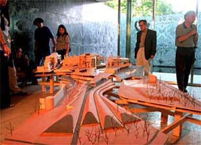 La maqueta del Parlamento de Edimburgo exhibida en el pabellón Mies van der Rohe.