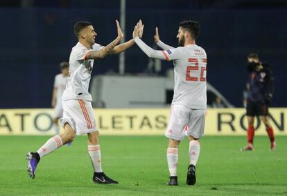 Dani Ceballos celebra junto a Isco el gol del empate.